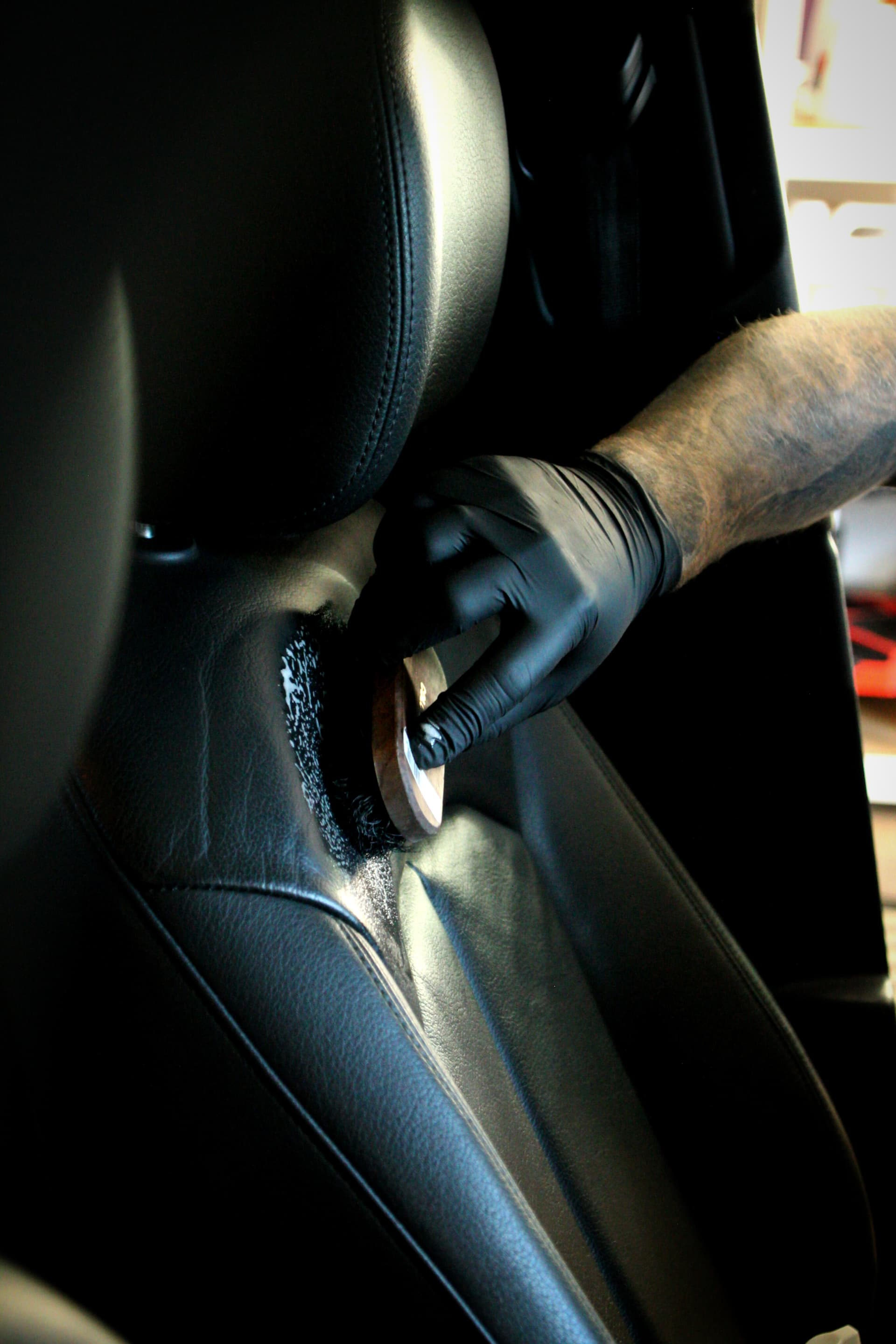 Jak skutecznie wyczyścić tapicerkę samochodową? 2