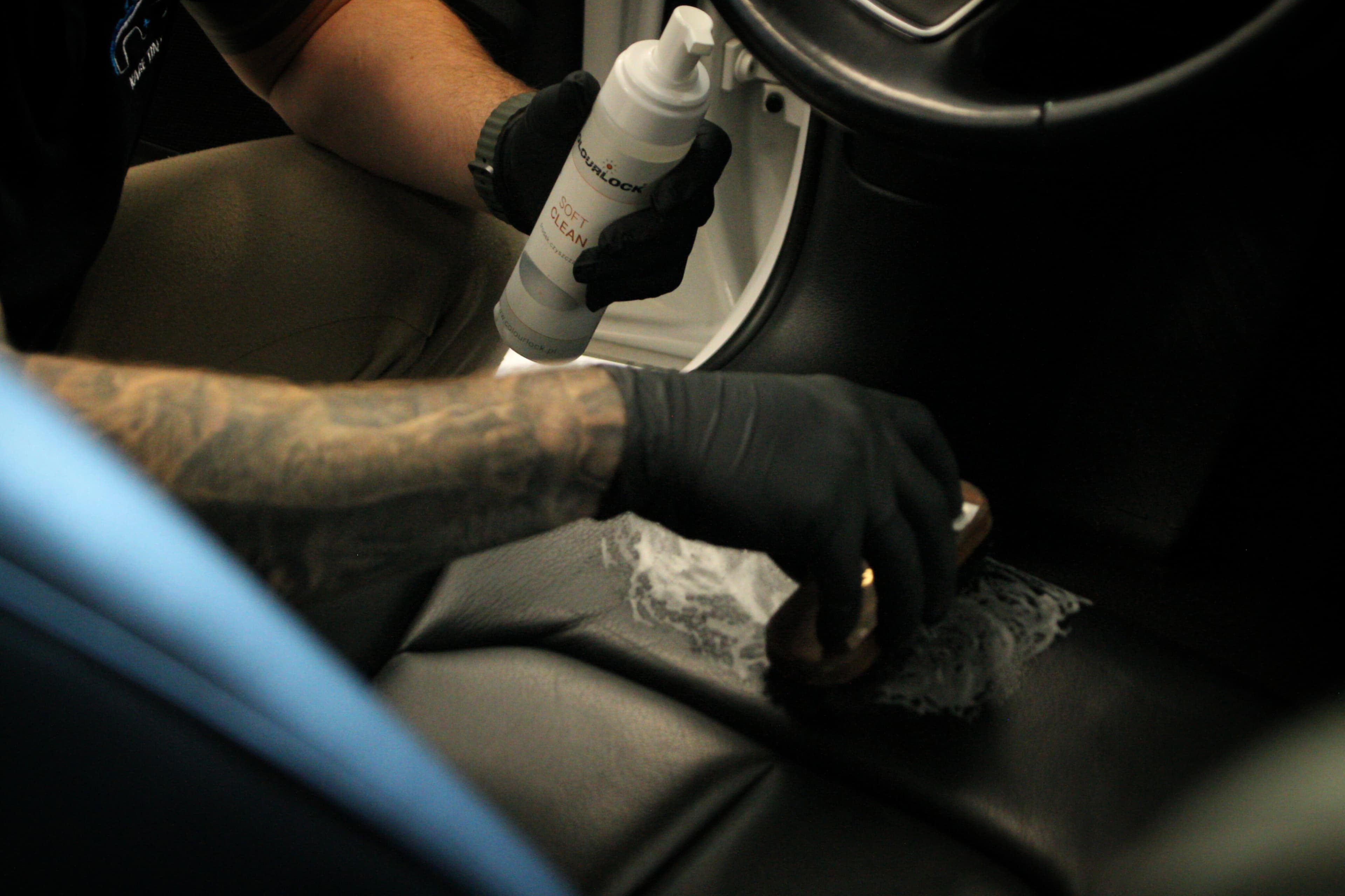 Jak dbać o skórzaną tapicerkę w samochodzie?