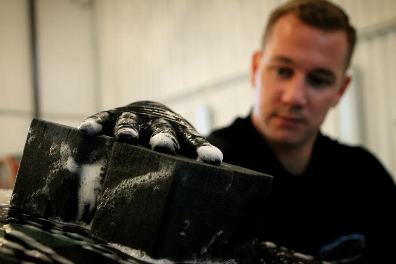 Tło strony O mnie - KabeTintLeather Auto Detailing